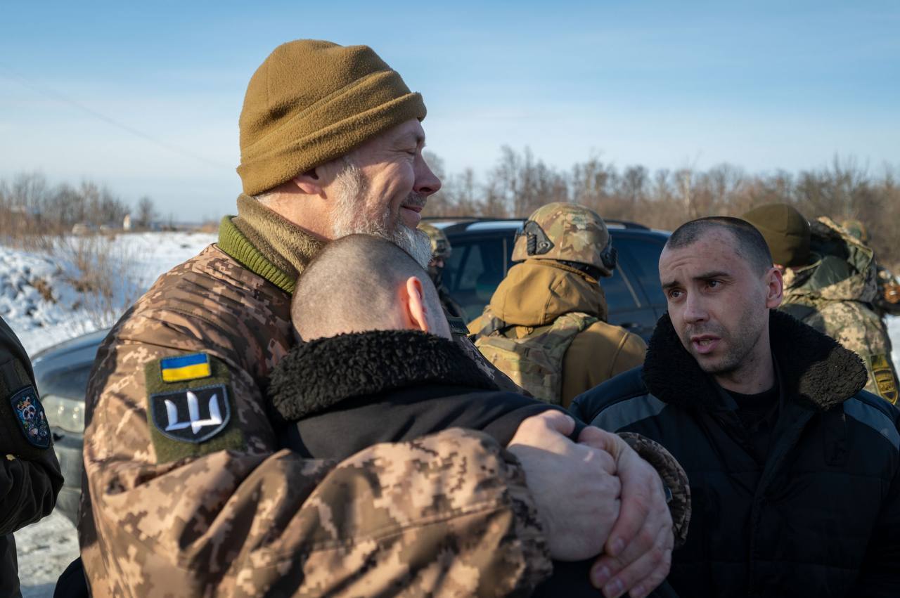 "Почти половина – защитники Мариуполя": из российского плена удалось вернуть еще 207 украинцев. Фото и видео