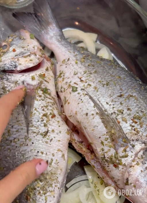 Найсмачніша запечена риба в духовці: які овочі та спеції додати