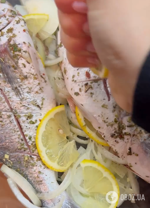 Самая вкусная запеченная рыба в духовке: какие овощи и специи добавить