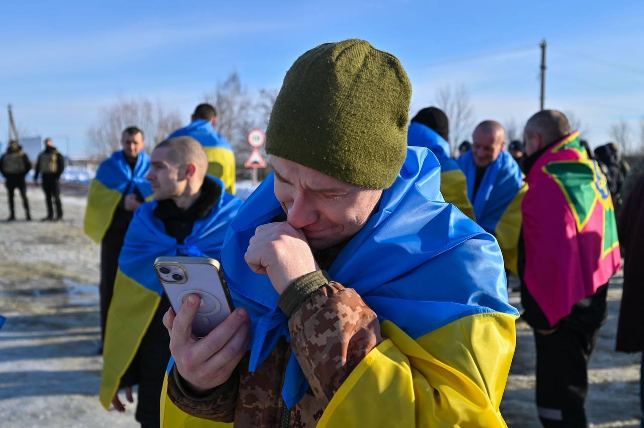 "Почти половина – защитники Мариуполя": из российского плена удалось вернуть еще 207 украинцев. Фото и видео