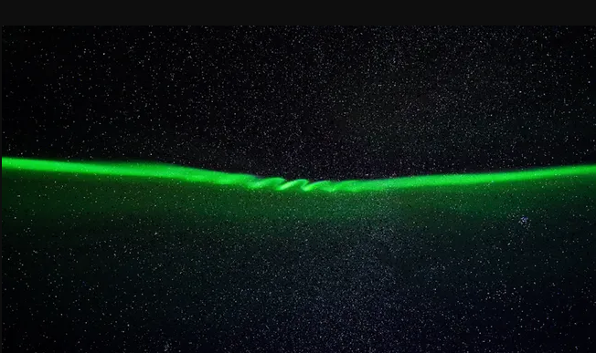 Фотограф снял редчайшие "полярные кудри": как они образуются в атмосфере Земли