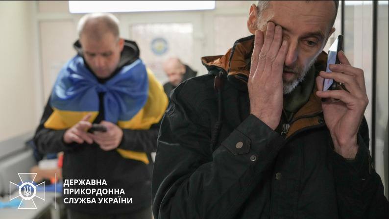 Объятия и слезы счастья: в ГПСУ показали эмоциональные фото пограничников, освобожденных из российского плена