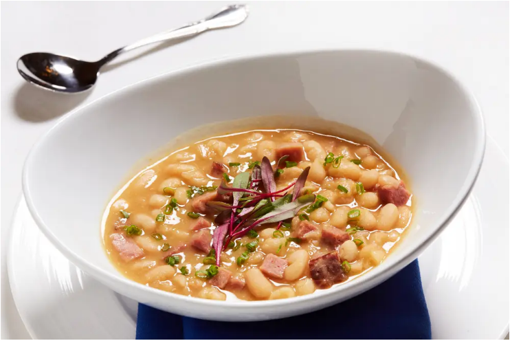 Простий квасолевий суп лише з чотирьох інгредієнтів: його щодня подають членам Конгресу США