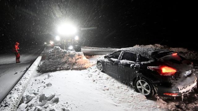 Снегопад в Швеции заблокировал тысячу автомобилей на трассе: для спасения задействовали армию
