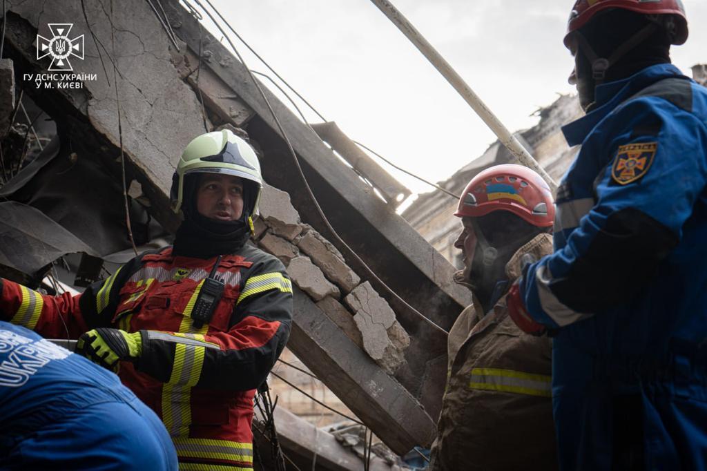 У Києві зросла кількість загиблих унаслідок ракетної атаки 29 грудня: під час експертизи виявили тіла двох осіб