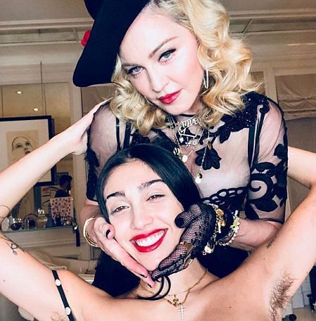 Джулия Робертс и дочь Мадонны с волосатыми подмышками были в тренде: как движение Januhairy пропагандирует натуральную красоту