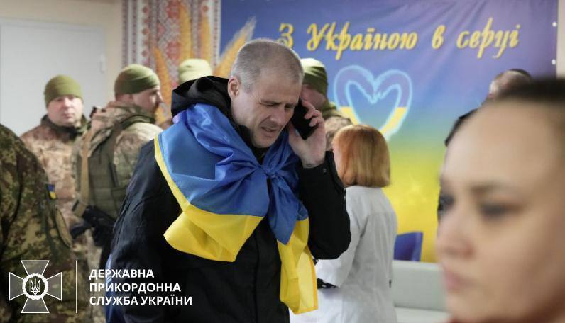 Обійми і сльози щастя: у ДПСУ показали емоційні фото прикордонників, звільнених з російського полону