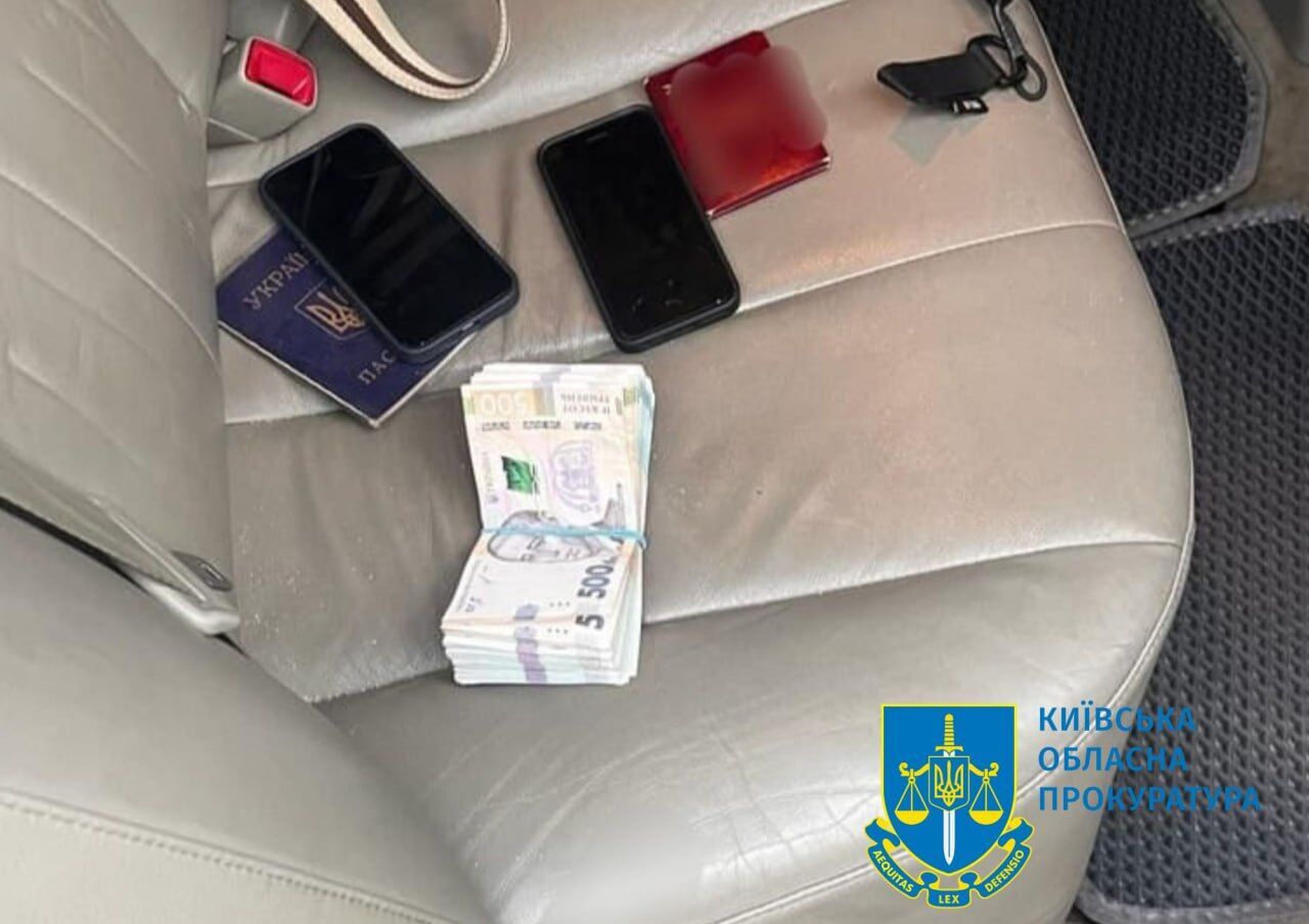 На Київщині затримали податківця, який вимагав щомісячну данину в розмірі $6 тис. з власника АЗС. Фото