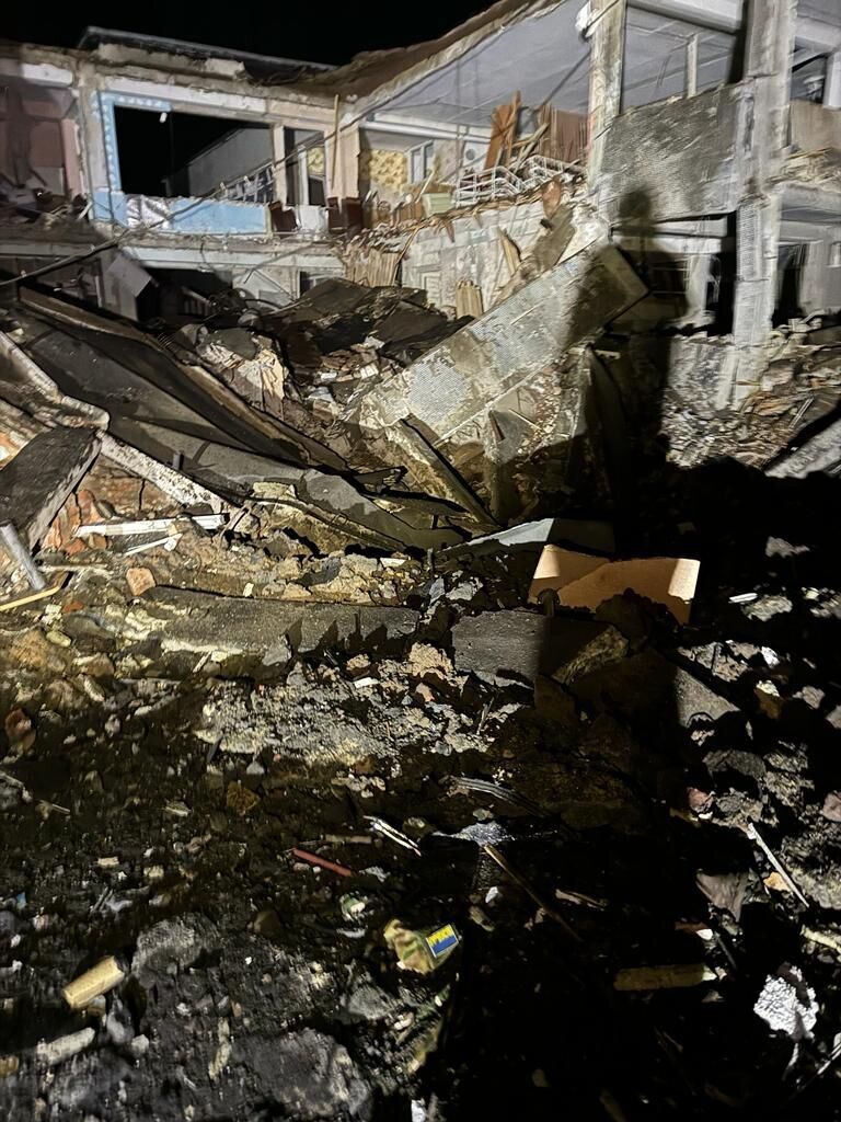 Війська РФ вдарили ракетами по центру Курахового: зруйновано школу, дитсадок та багато будинків. Фото