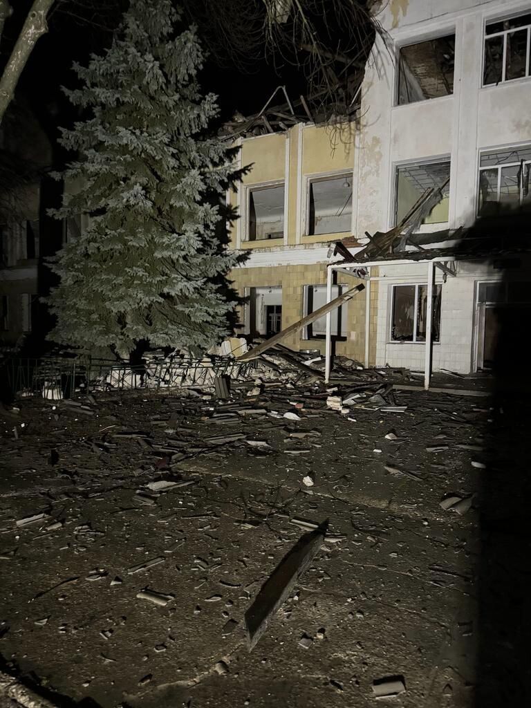 Війська РФ вдарили ракетами по центру Курахового: зруйновано школу, дитсадок та багато будинків. Фото