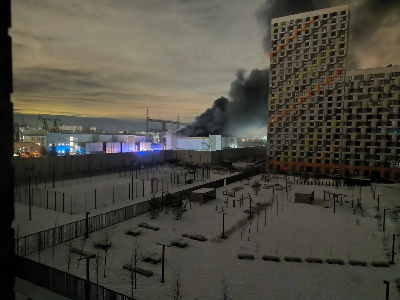Без света, воды и тепла в мороз 25 градусов: Москву догнал "бумеранг" из-за пожара на трансформаторной подстанции. Фото и видео