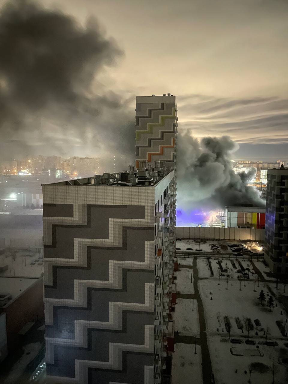 Без света, воды и тепла в мороз 25 градусов: Москву догнал "бумеранг" из-за пожара на трансформаторной подстанции. Фото и видео