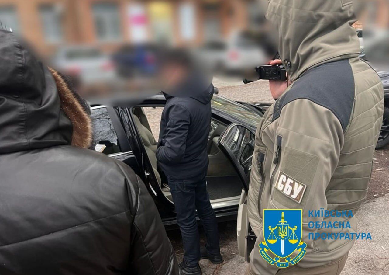 На Київщині затримали податківця, який вимагав щомісячну данину в розмірі $6 тис. з власника АЗС. Фото