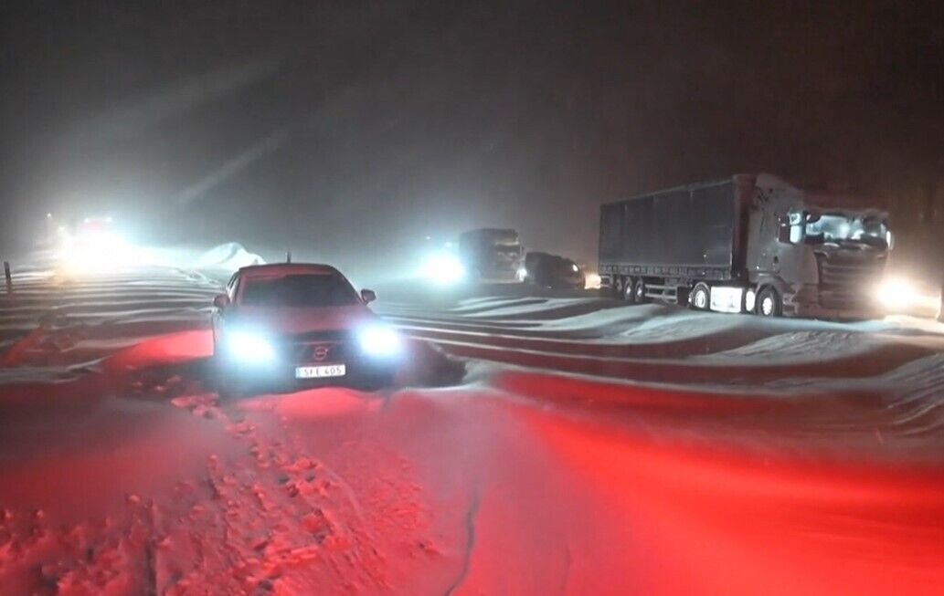 Снігопад у Швеції заблокував тисячу автомобілів на трасі: для порятунку задіяли армію 