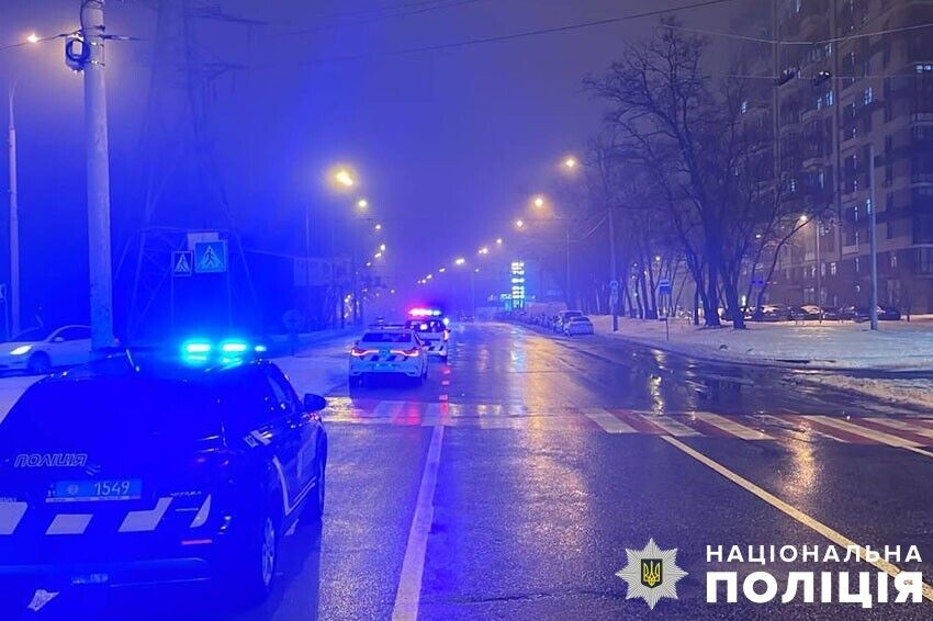 В Киеве пьяный водитель на пешеходном переходе сбил женщину и скрылся с места ДТП. Фото