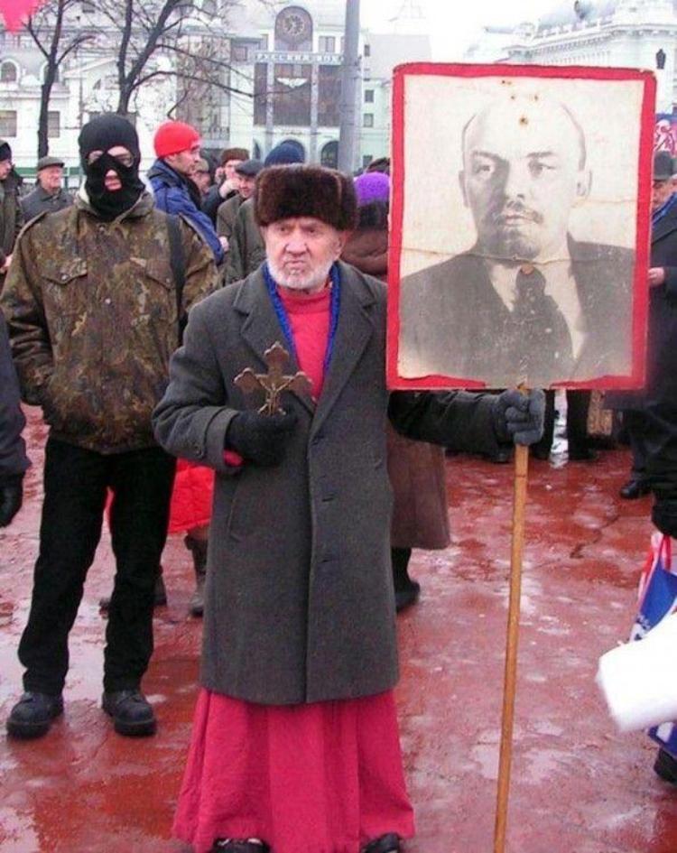 Як у голові московського попа помістилися віра в Бога, Леніна і Путіна