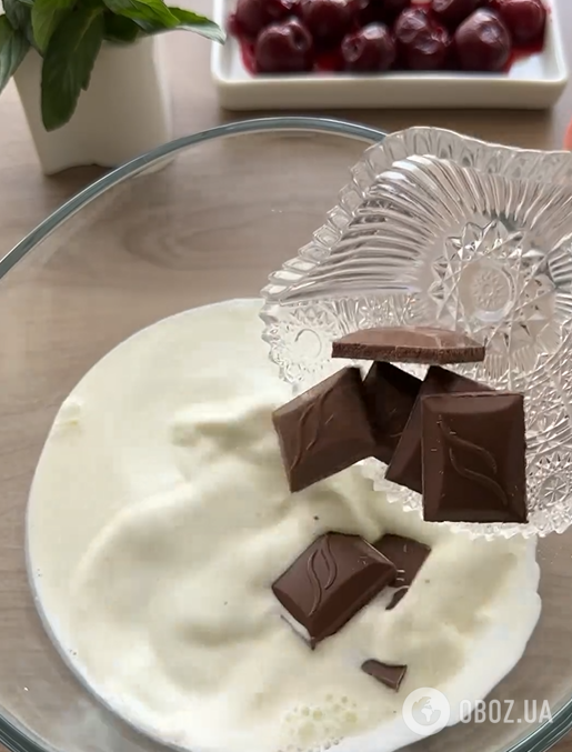 Які желе найсмачніше поєднати в одному десерті: знадобиться заморожена вишня та шоколад