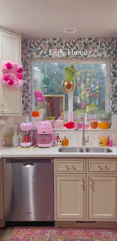 Американка потратила более $35 тысяч, чтобы превратить свое жилье в розовый дом Барби. И ей это удалось
