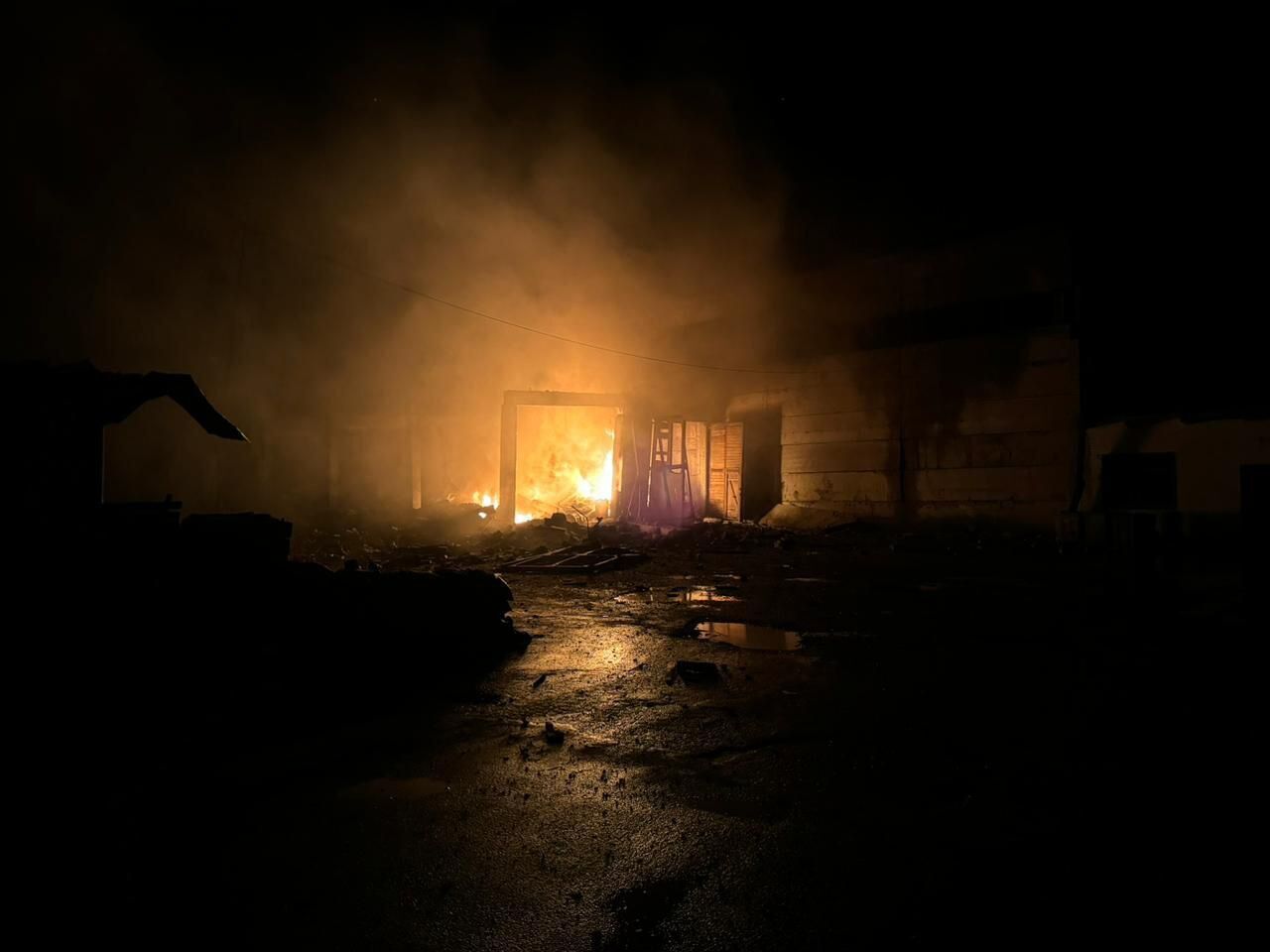 Війська РФ вдарили по Покровську: є приліт в адмінбудівлю і постраждалі. Фото і відео
