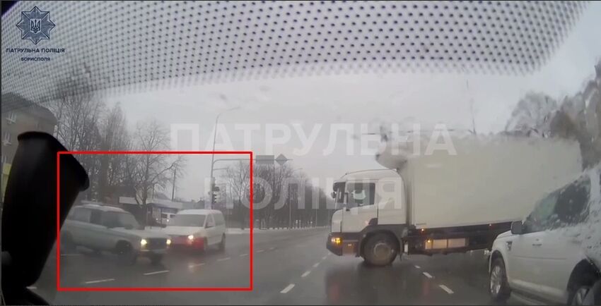 На Київщині ВАЗ зіткнувся з легковиком, а потім в’їхав у машину поліції: ДТП зафіксувала камера. Відео