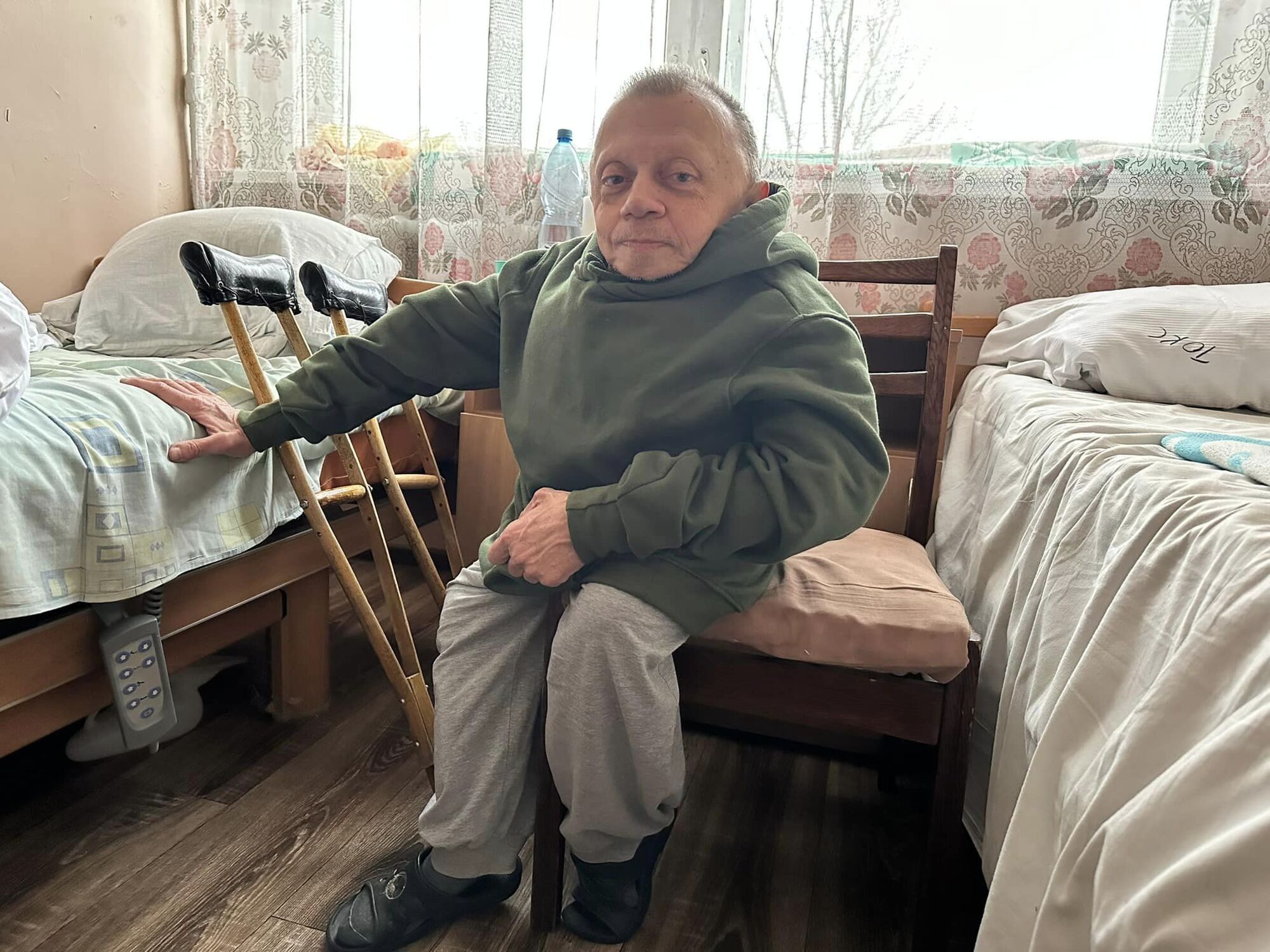 Порятунок зафіксувала камера: через російську атаку постраждав 62-річний киянин Олег Гонтаренко. Фото і відео