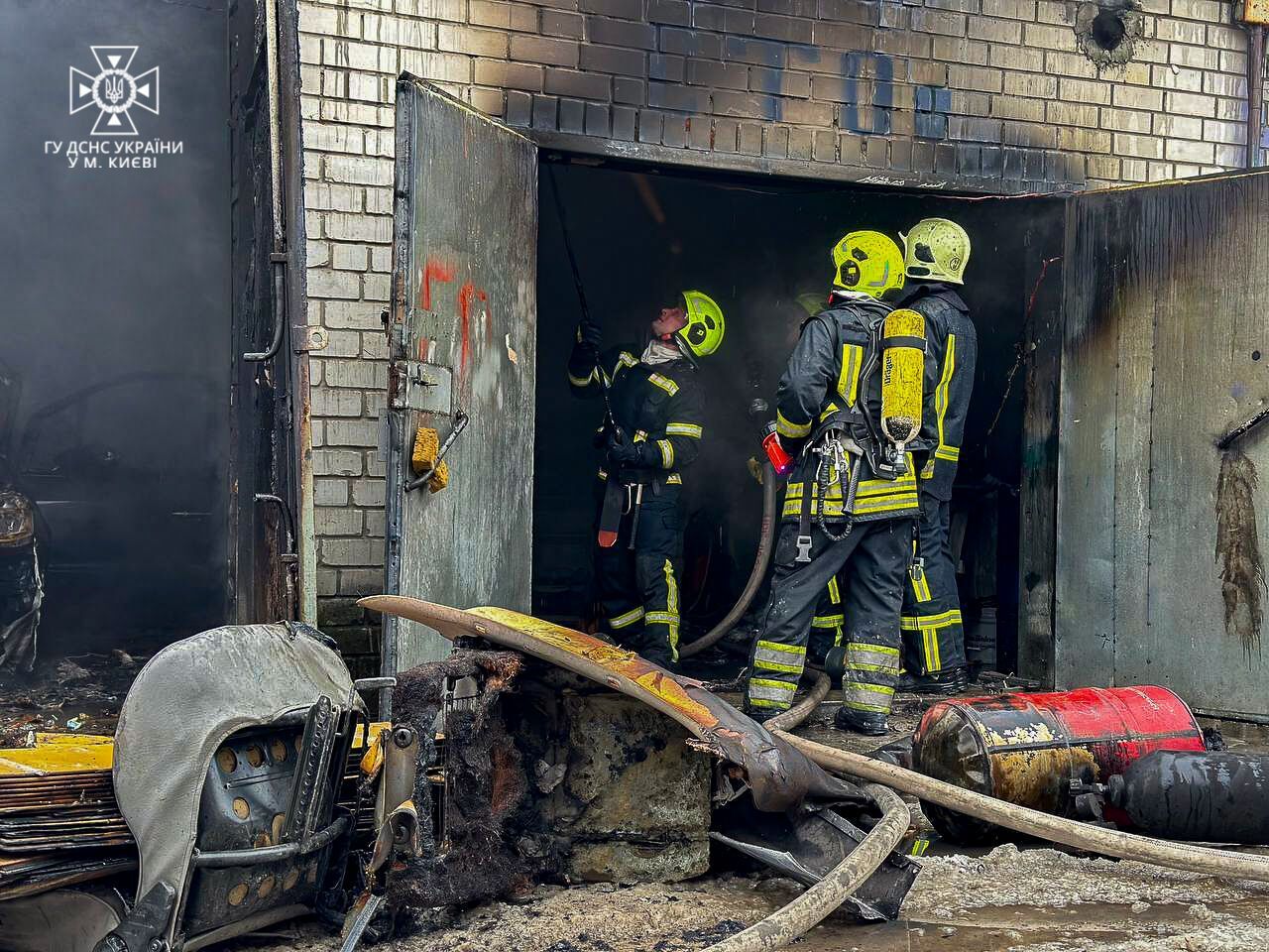 В Киеве на Троещине спасатели предотвратили взрыв во время пожара. Подробности и фото
