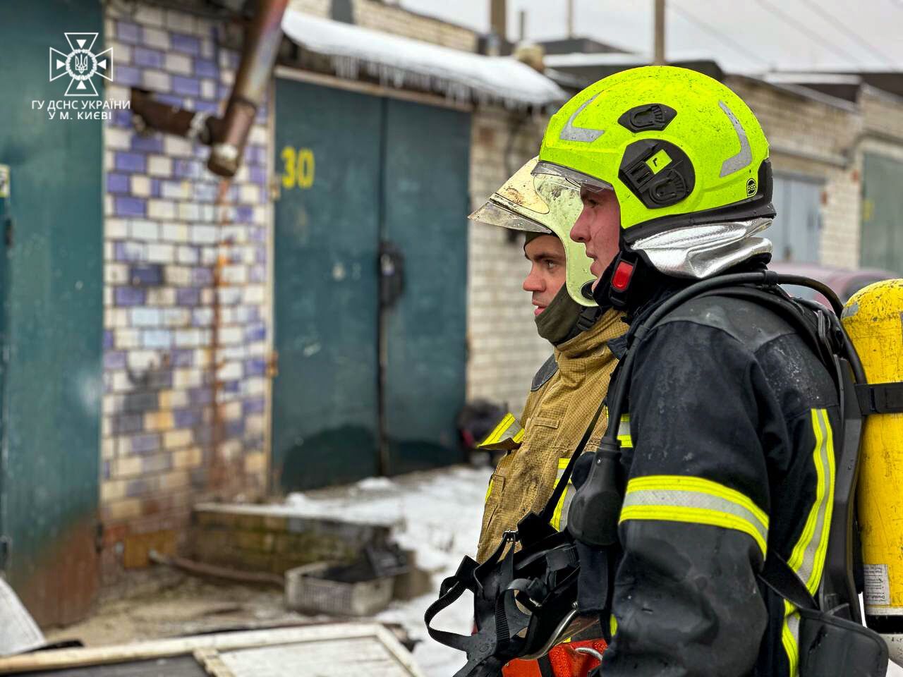 В Киеве на Троещине спасатели предотвратили взрыв во время пожара. Подробности и фото