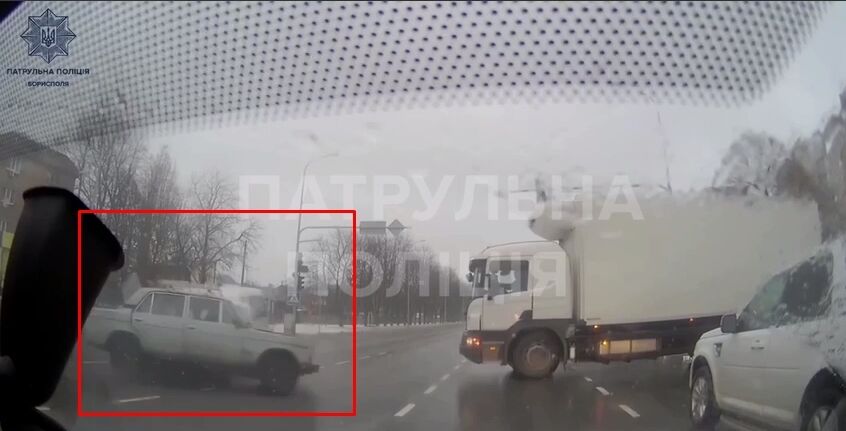 На Київщині ВАЗ зіткнувся з легковиком, а потім в’їхав у машину поліції: ДТП зафіксувала камера. Відео