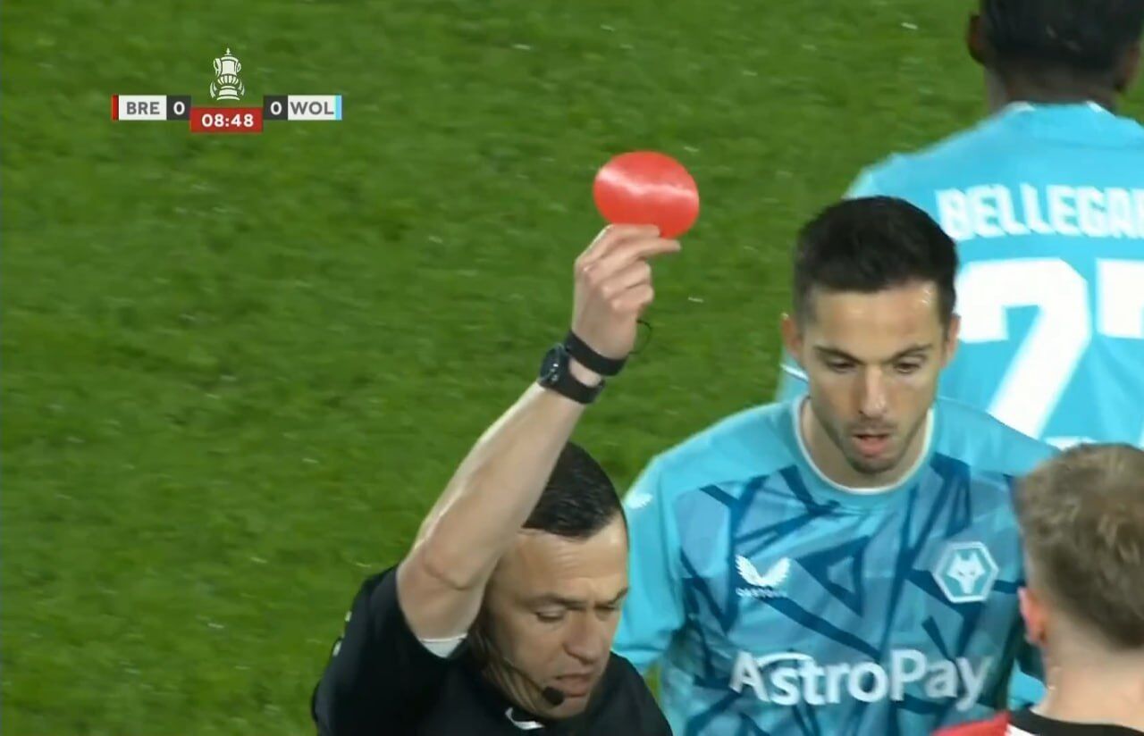 В Кубке Англии судья неожиданно показал футболисту круглую красную карточку. Что это означает