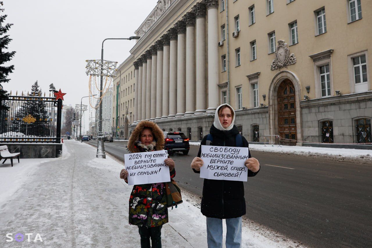 "Власть делает вид, что солдаты не умирают": в Москве жены мобиков устроили акцию и заявили, что будут бунтовать дальше. Видео