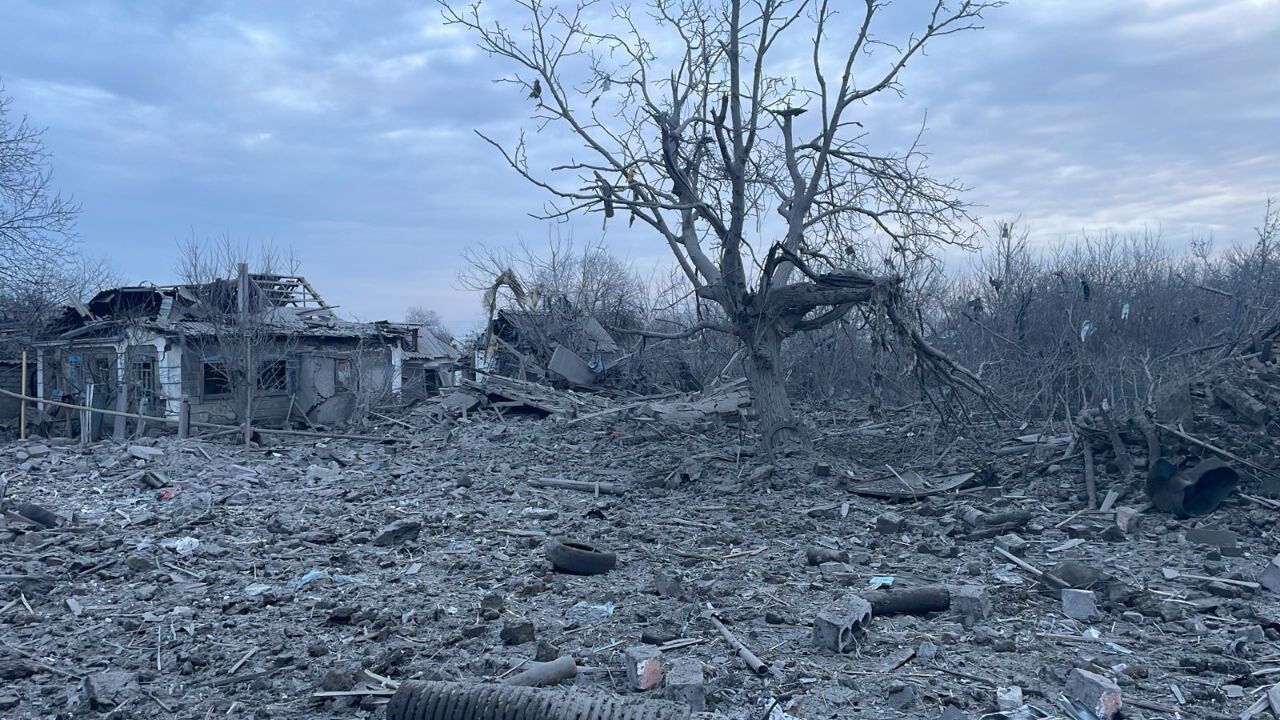 Війська РФ вдарили по Покровську: є приліт в адмінбудівлю і постраждалі. Фото і відео