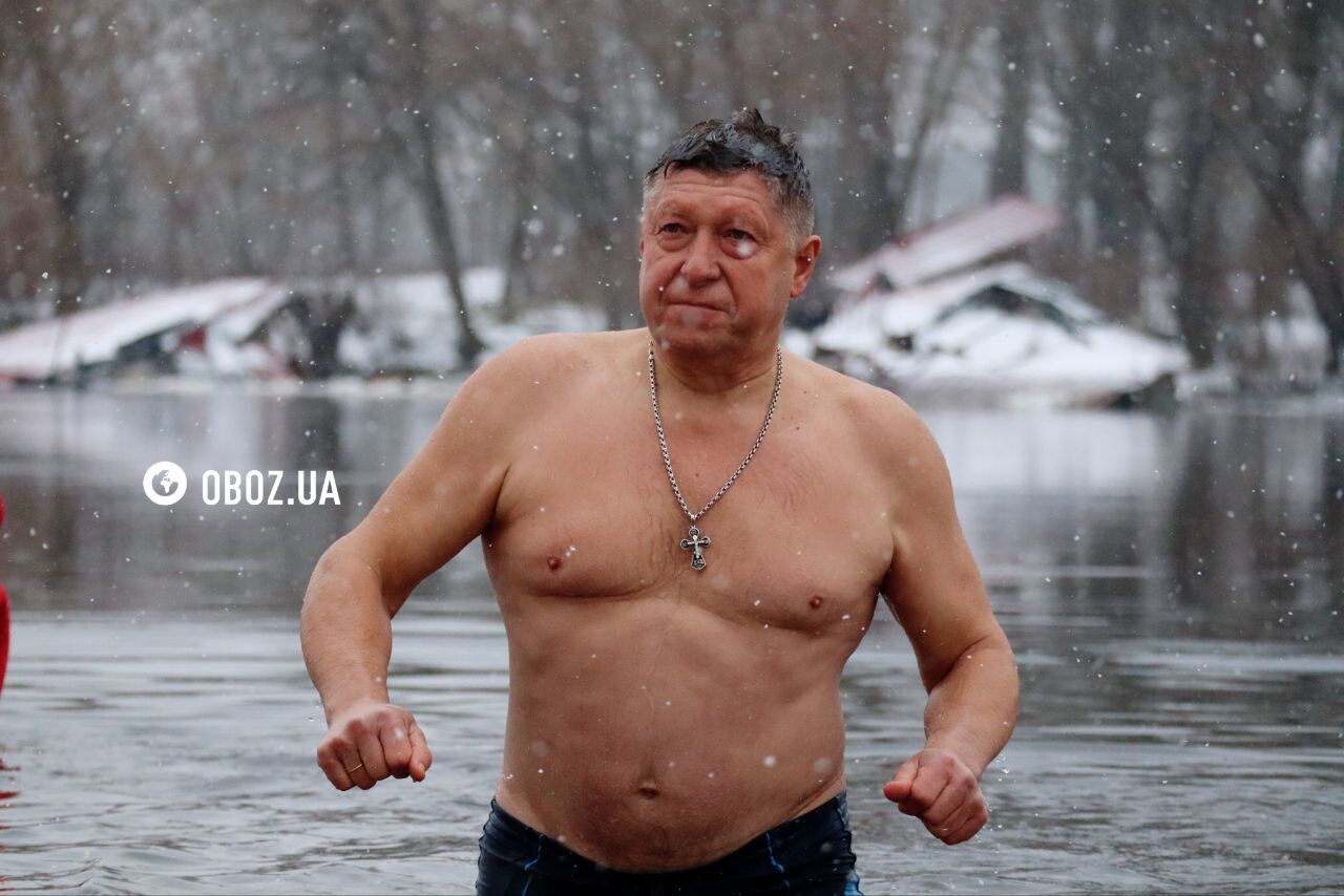 Качок більше, ніж людей: як проходило Водохреще 2024 у Києві. Фоторепортаж