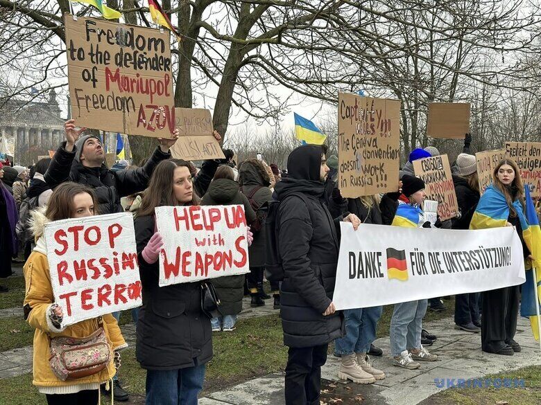 Українці по всьому світу проводять мітинги із вимогами посилення військової допомоги Україні. Фото і відео