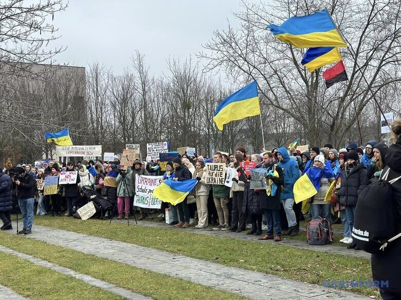 Українці по всьому світу проводять мітинги із вимогами посилення військової допомоги Україні. Фото і відео