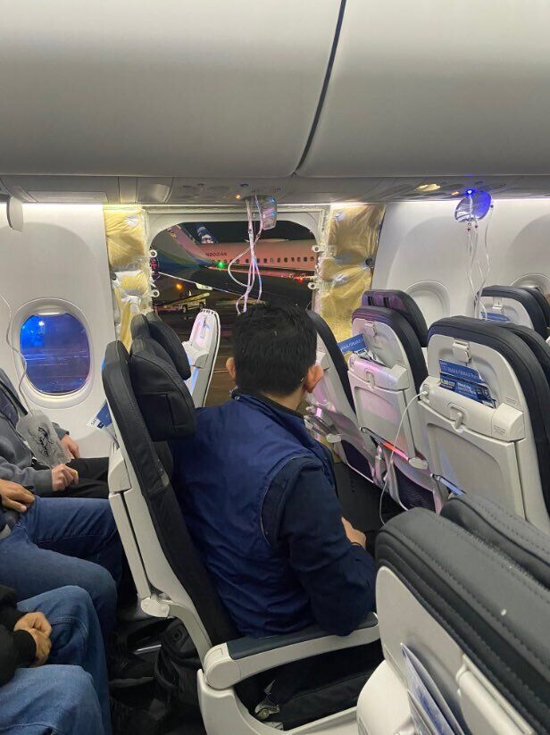 В США у самолета с 171 пассажиром во время полета отвалилась дверь. Фото и видео