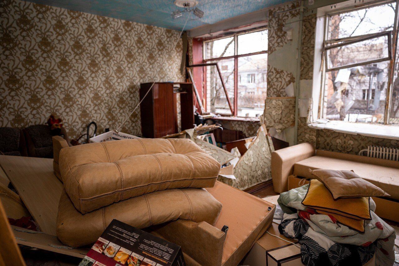 Жить здесь больше невозможно: появились фото изнутри общежития в Днепре, куда попал вражеский дрон