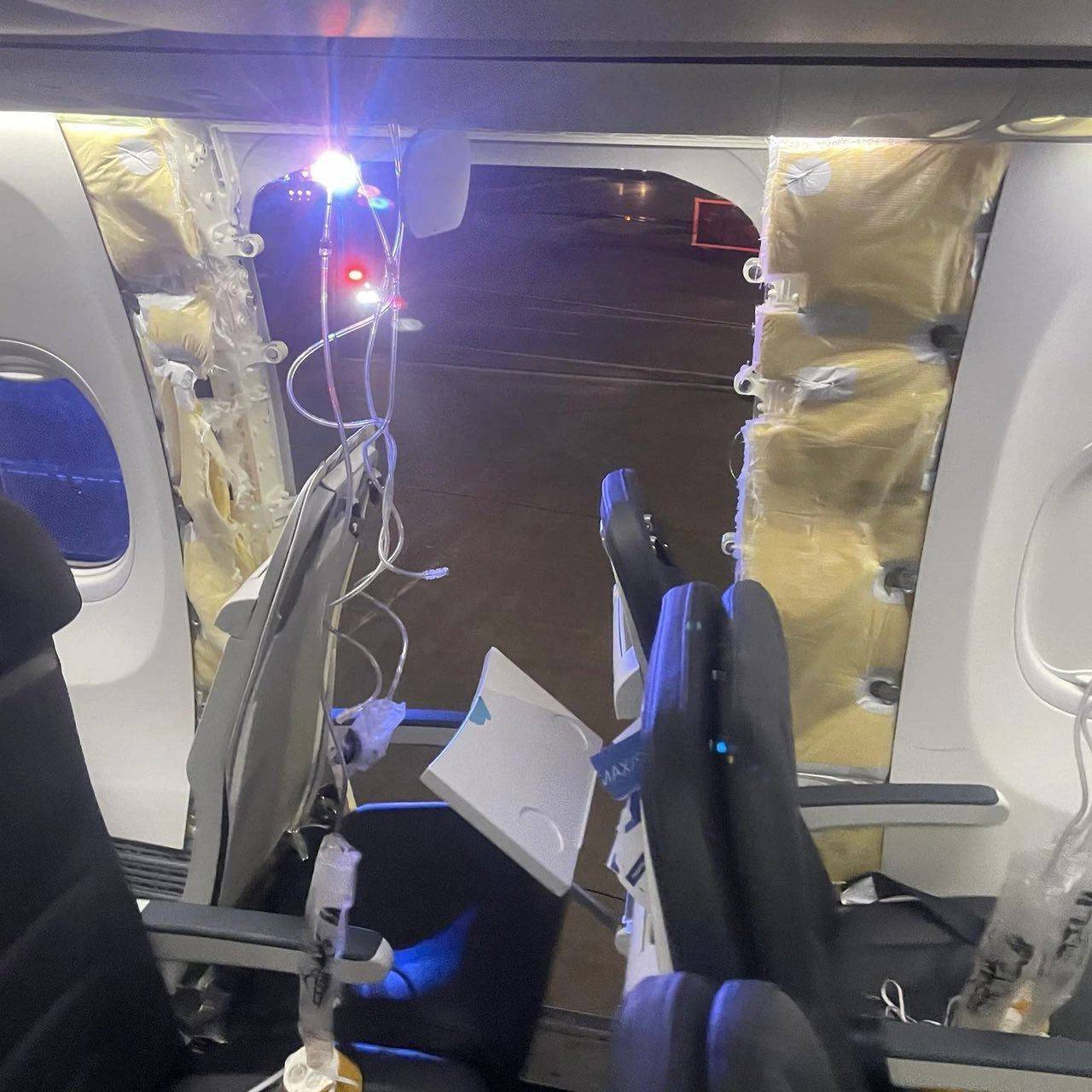 В США у самолета с 171 пассажиром во время полета отвалилась дверь. Фото и видео