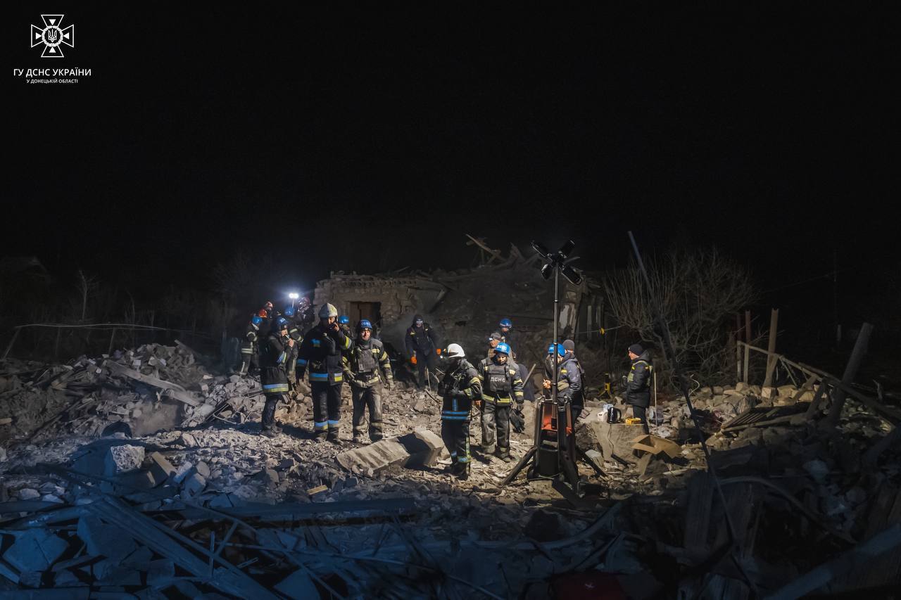 В Ривном в Донецкой области под завалами после удара РФ обнаружили тело погибшего ребенка