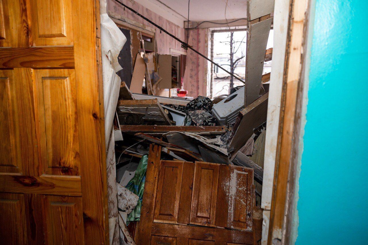 Жить здесь больше невозможно: появились фото изнутри общежития в Днепре, куда попал вражеский дрон