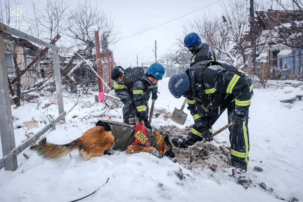 В Покровском районе завершились поисково-спасательные работы на местах обстрелов: Россия убила 11 гражданских. Фото и видео