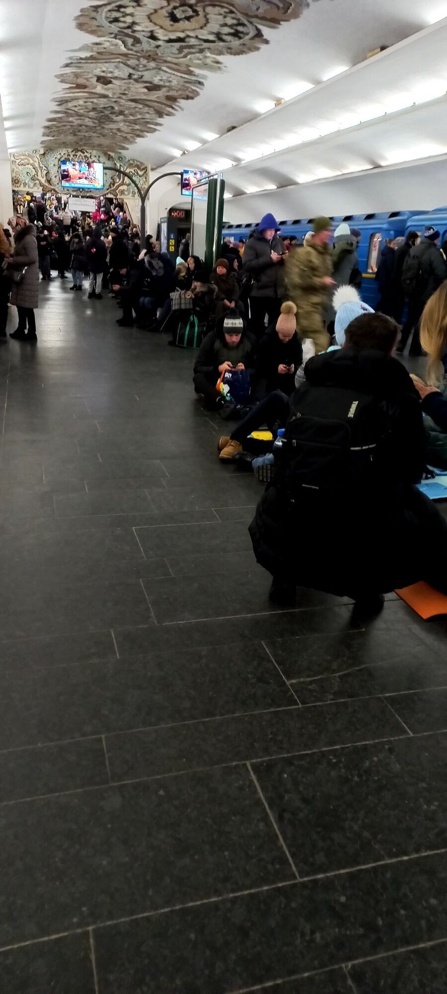 Животные в колясках и забитые станции: как украинцы пережидали воздушную тревогу 8 января в метро Киева. Фото