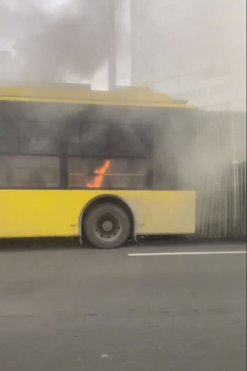 У Києві на Троєщині під час руху загорівся тролейбус: відомо подробиці. Фото і відео
