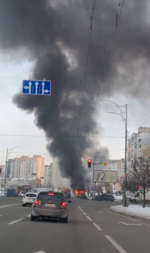У Києві на Троєщині під час руху загорівся тролейбус: відомо подробиці. Фото і відео