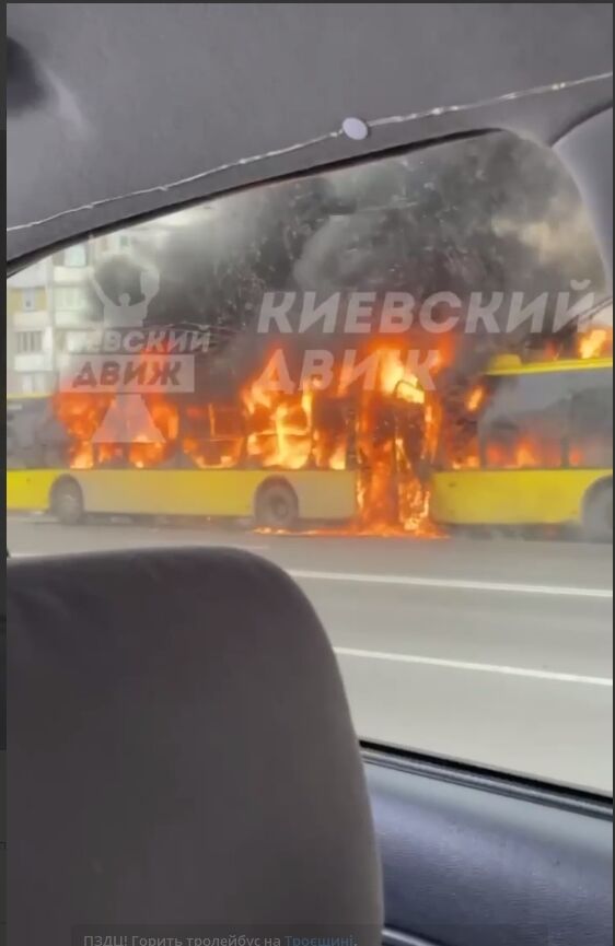 В Киеве на Троещине во время движения загорелся троллейбус: известны подробности. Фото и видео