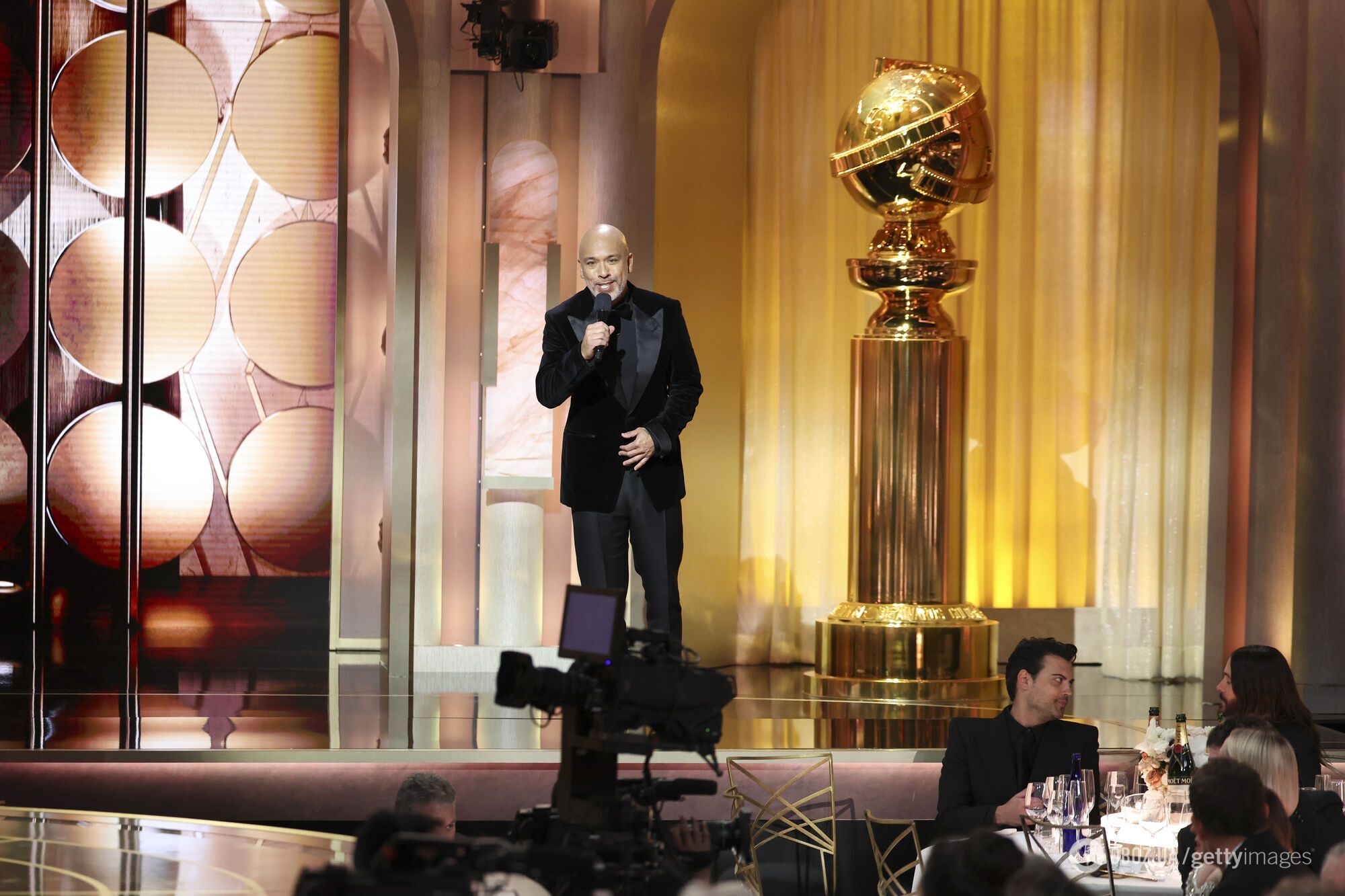 Ведущий "Золотого глобуса-2024" унизил принца Гарри и Меган Маркл перед многотысячной аудиторией