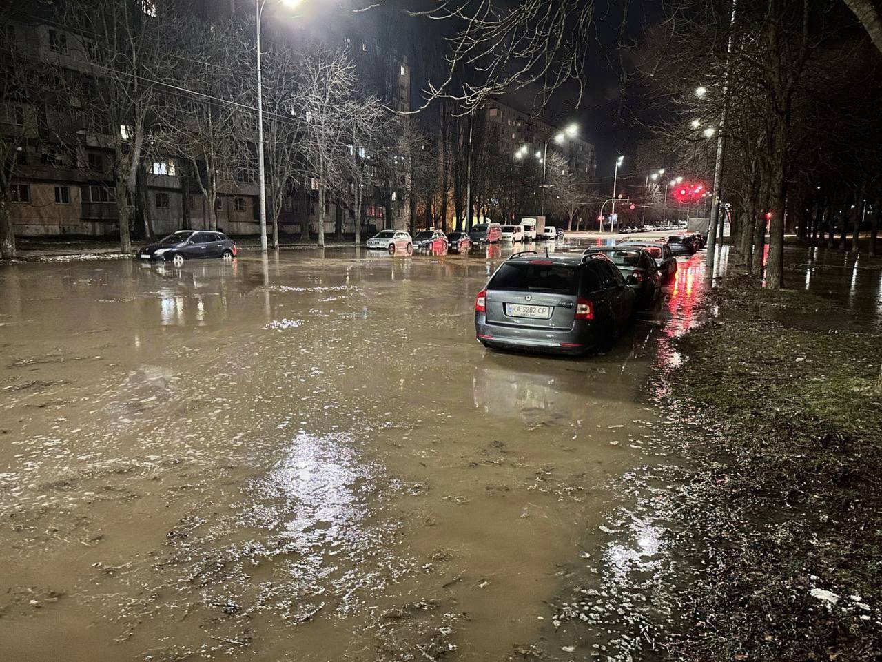 У Києві стався прорив водогону, затопило проїжджу частину: в КМДА спростували витік нечистот. Фото та відео