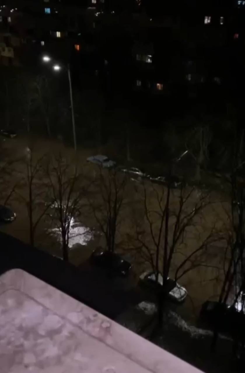 У Києві стався прорив водогону, затопило проїжджу частину: в КМДА спростували витік нечистот. Фото та відео