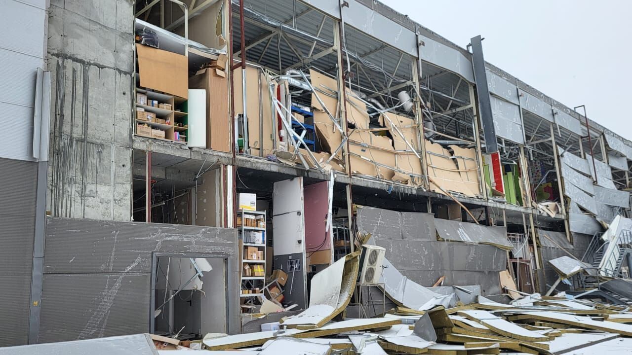 Пошкоджено ТЦ і десятки будинків: з'явилися дані про наслідки удару РФ по Кривому Рогу. Фото