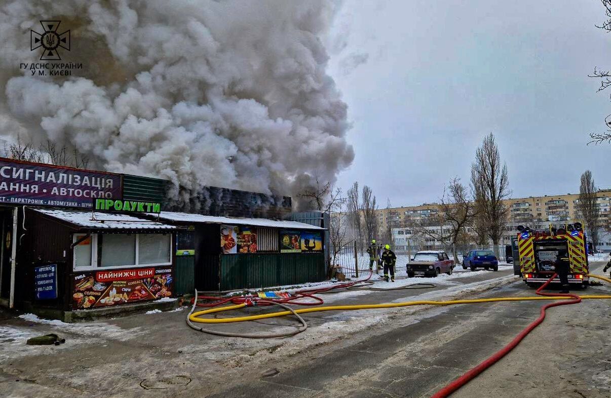 У Києві на Воскресенці сталась пожежа в магазині: дим бачили у кількох районах столиці. Фото і відео