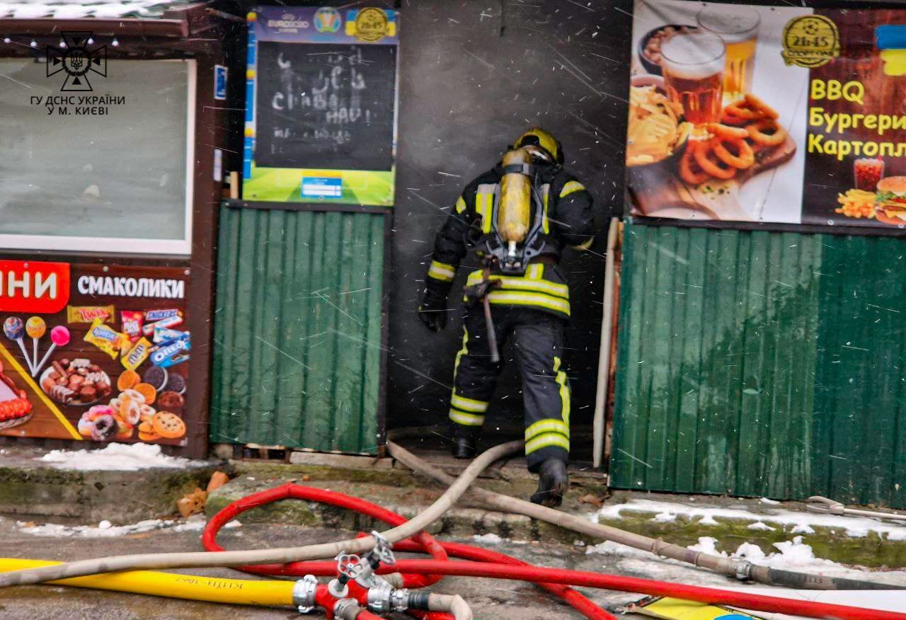 У Києві на Воскресенці сталась пожежа в магазині: дим бачили у кількох районах столиці. Фото і відео